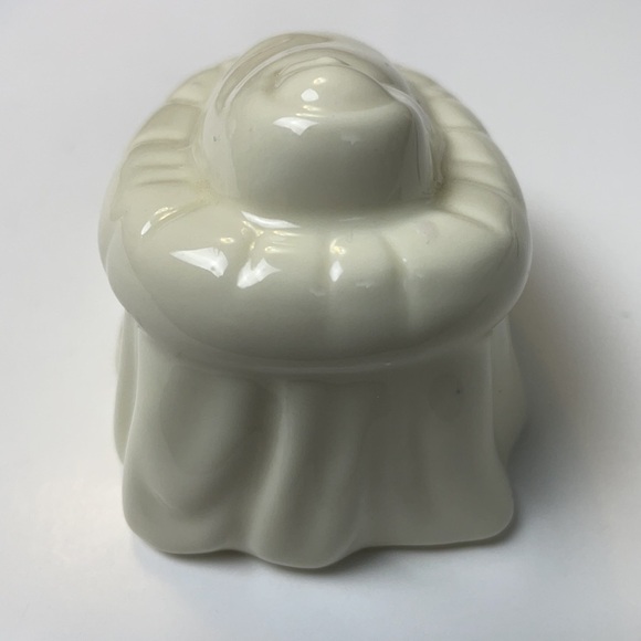 House Of Lloyd 1998 Christmas Around the World Baby in Manger porcelain figure - Picture 3 of 8